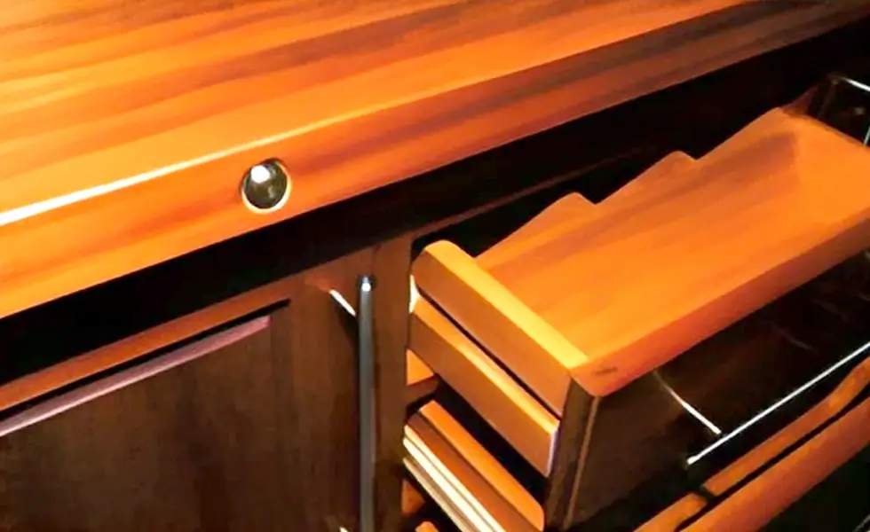 Ein Massiv-Schreibtisch mit drei Schubladen