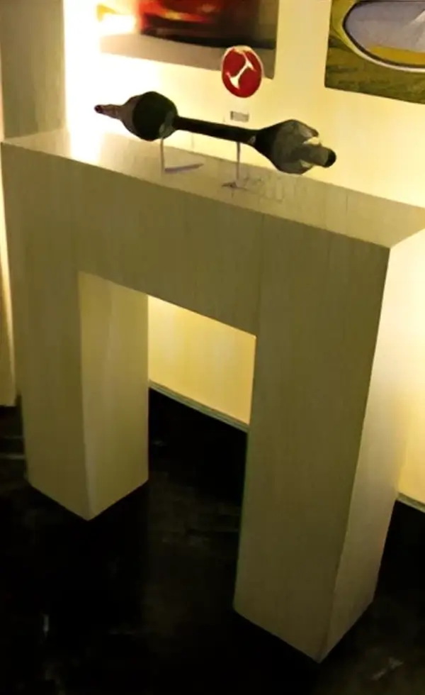 Eine weiße Säule in U-from stellt ein Objekt auf der Oberseite aus