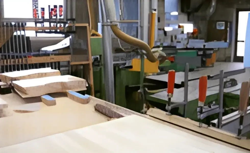 In der Werkstatt wird eine Tür gefertigt