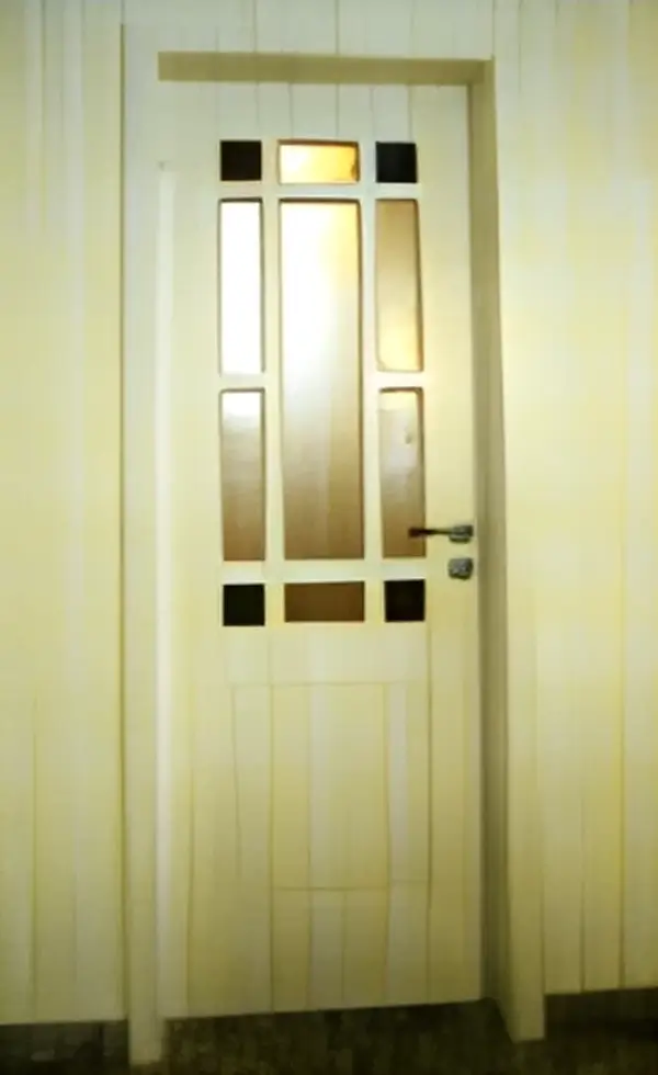 Eine sanierte und in Weiß gestrichene antike Eingangstür aus Holz.