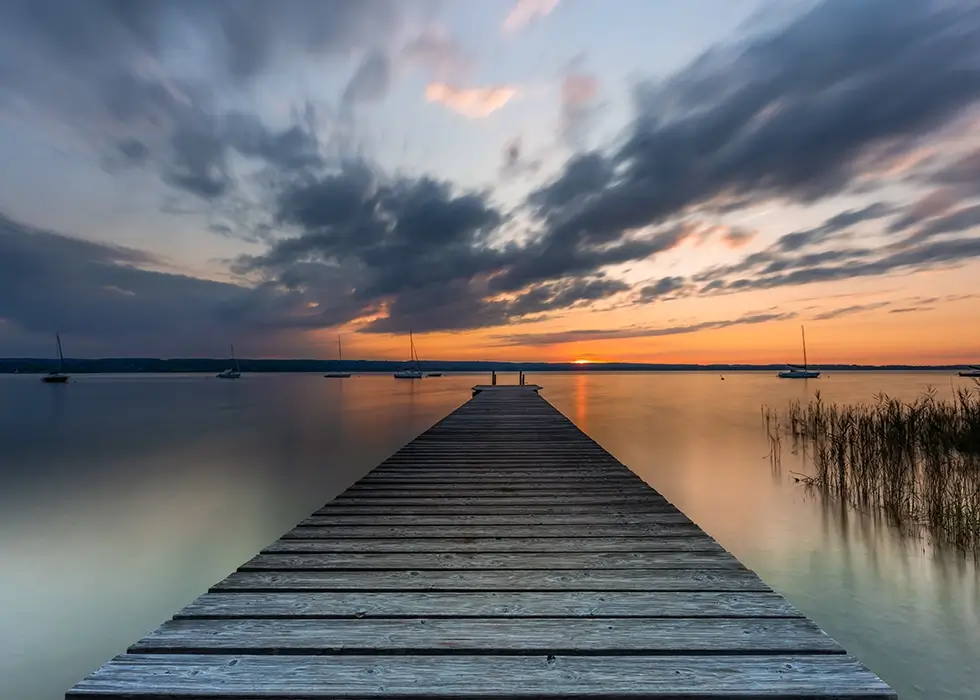 Sonnenuntergang an einem Steg am See